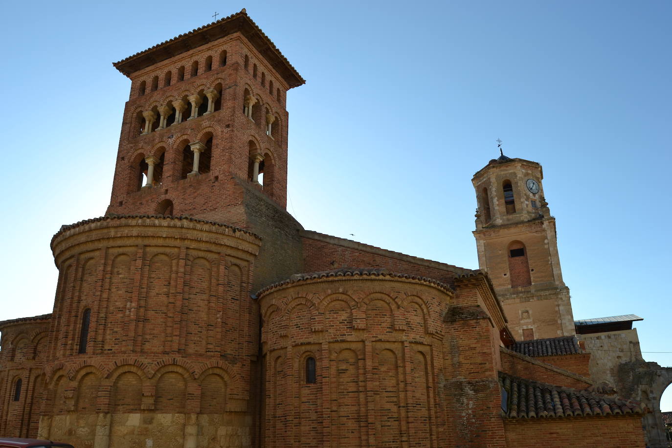 El Consorcio Provincial de Turismo y Leonoticias realizan un recorrido por Sahagún, Grajal de Campos y San Pedro de las Dueñas para reencontrase con el pasado de esta provincia que sigue vivo gracias a fiestas, ferias y visitas guiadas por monumentos únicos