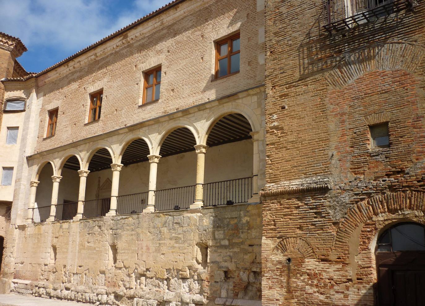 El Consorcio Provincial de Turismo y Leonoticias realizan un recorrido por Sahagún, Grajal de Campos y San Pedro de las Dueñas para reencontrase con el pasado de esta provincia que sigue vivo gracias a fiestas, ferias y visitas guiadas por monumentos únicos