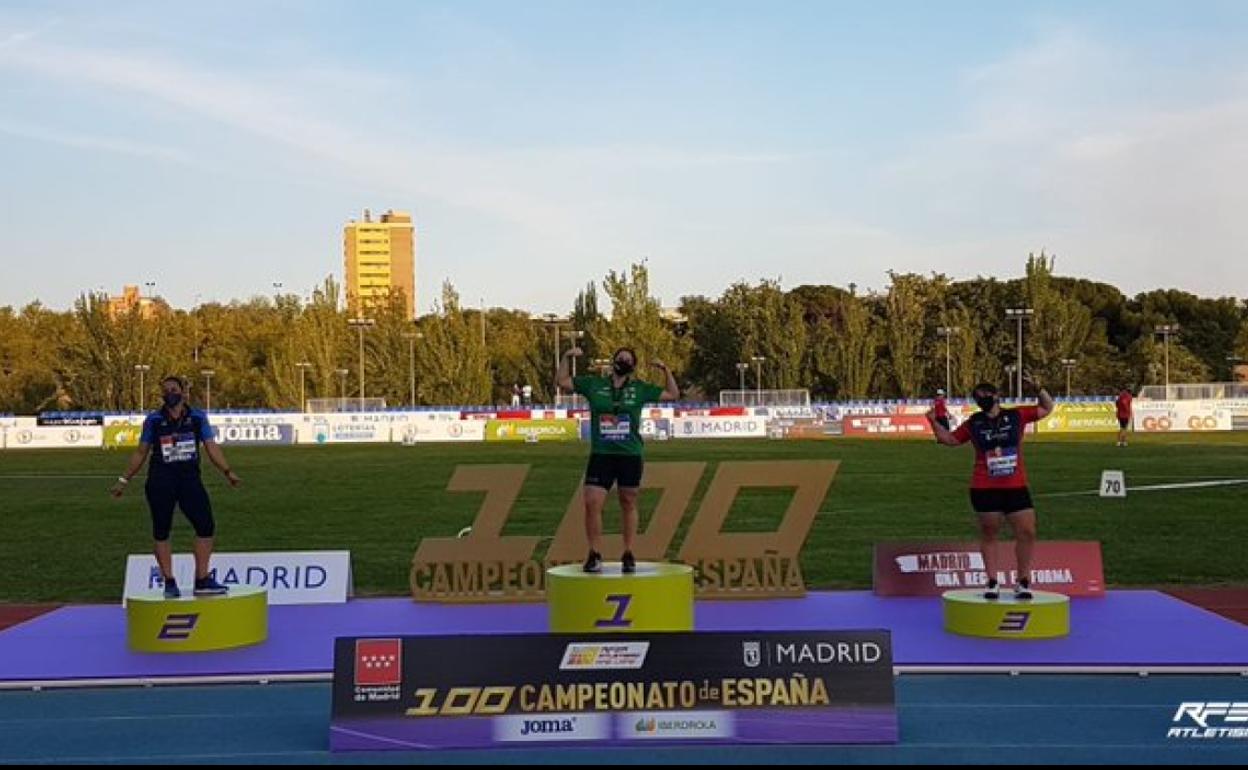 Mónica Borraz logra el tercer puesto en peso.