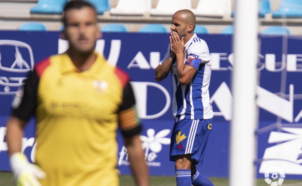 Yuri se lamenta de una ocasión errada durante el partido.
