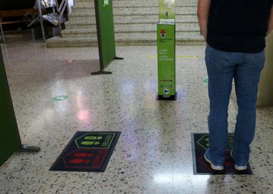 Imagen secundaria 1 - Las facultades contarán con dispensadores de gel de pedal y alfombras desinfectantes. 