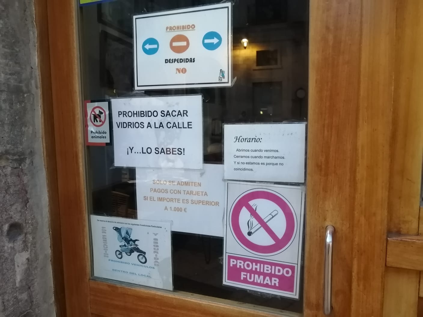 Imagen secundaria 1 - Los carteles de la puerta recuerdan los días en los que La Bicha se llenaba hasta la bandera. 