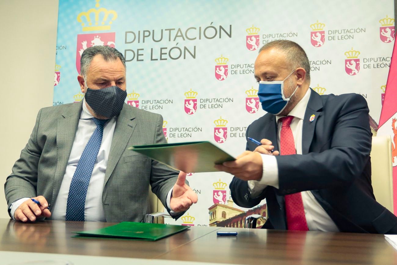 El presidente de la Diputación de León, Eduardo Morán, y el del Consejo Comarcal del Bierzo, Gerardo Álvarez Courel, firman el convenio para el desarrollo del proyecto del Banco de Tierras. 