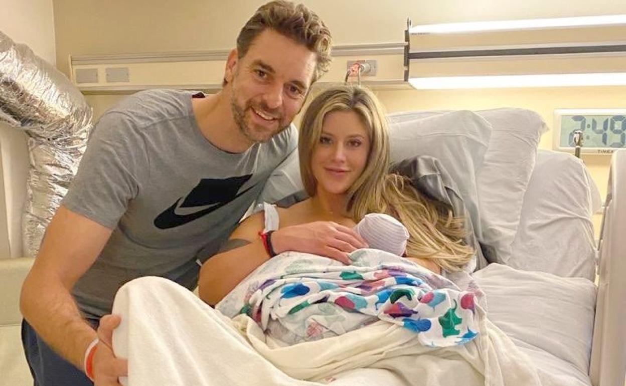 Pau Gasol, con su mujer y su hija.