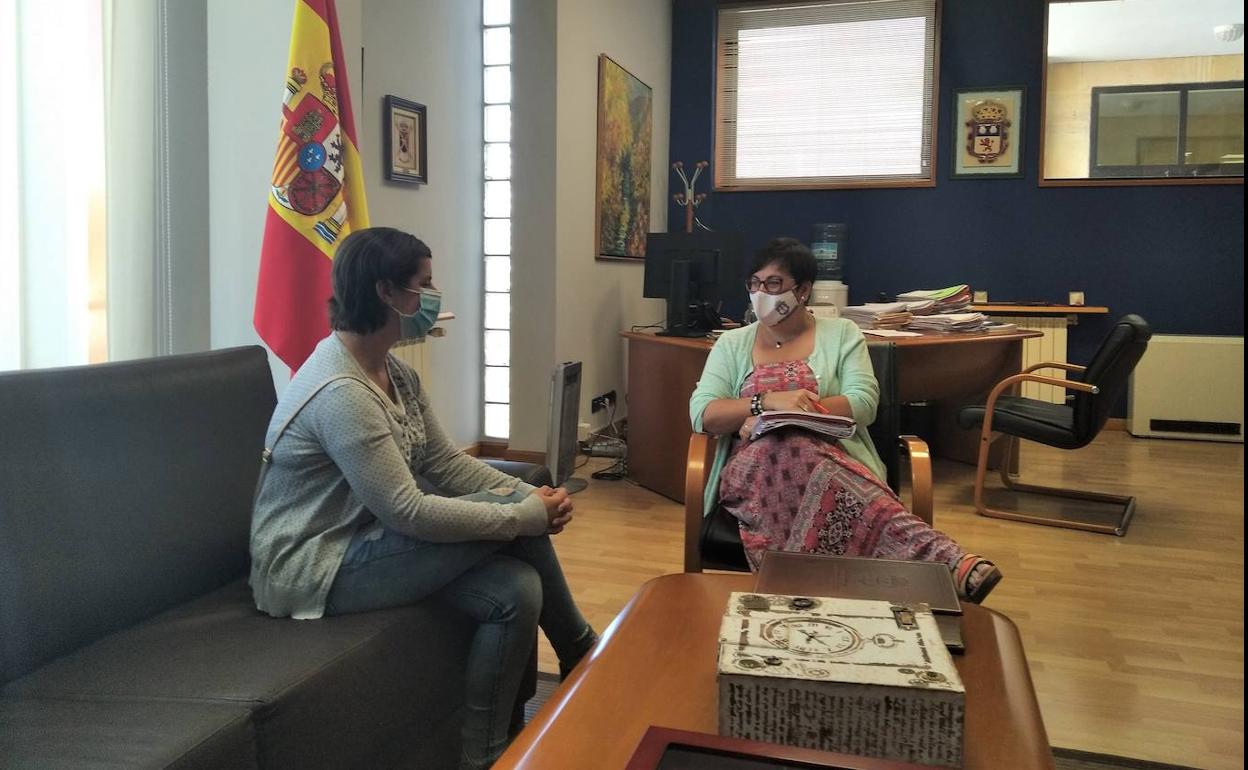 Reunión entre la alcaldesa y la cofundadora del colectivo.