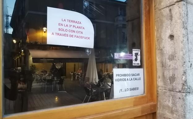 Imagen principal - Los carteles de la puerta recuerdan los días en los que La Bicha se llenaba hasta la bandera. 