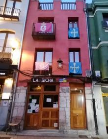 Imagen secundaria 2 - Los carteles de la puerta recuerdan los días en los que La Bicha se llenaba hasta la bandera. 