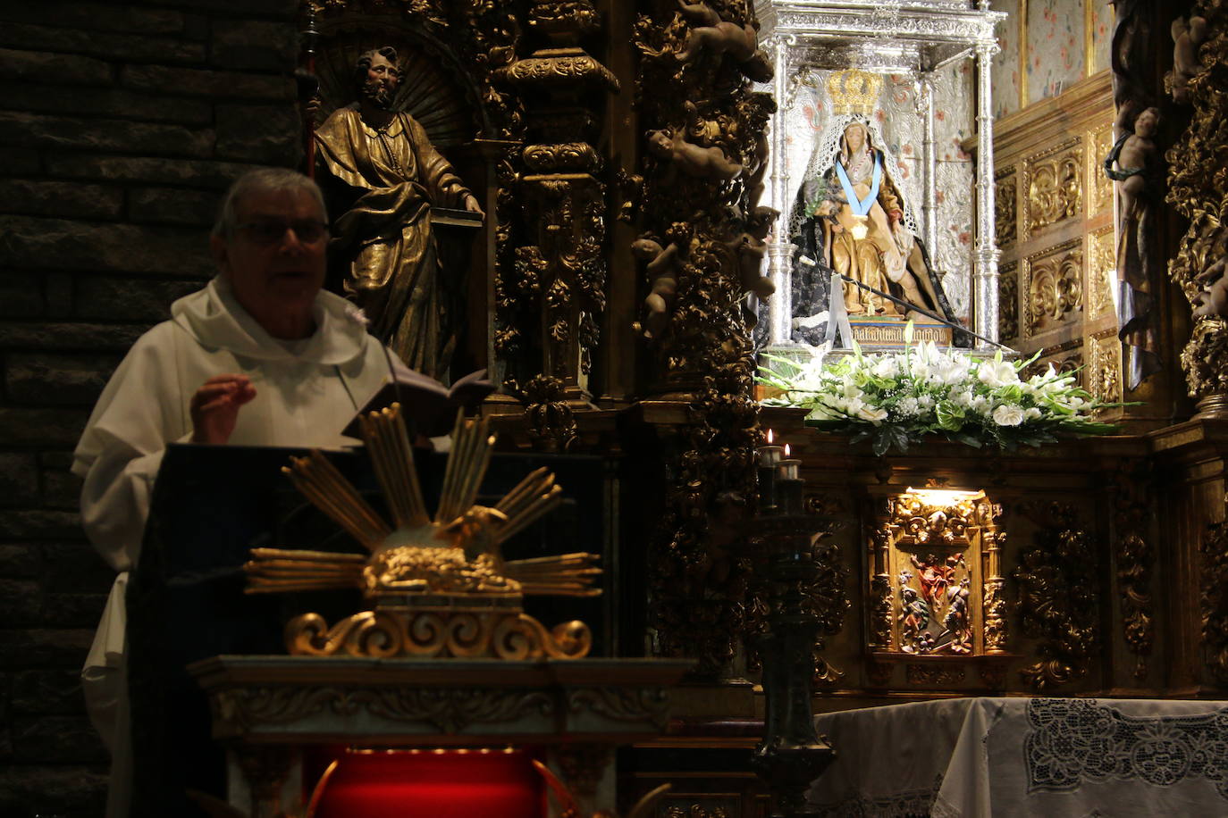 La Virgen del Camino recibe honores bajo estrictas medidas sanitarias.