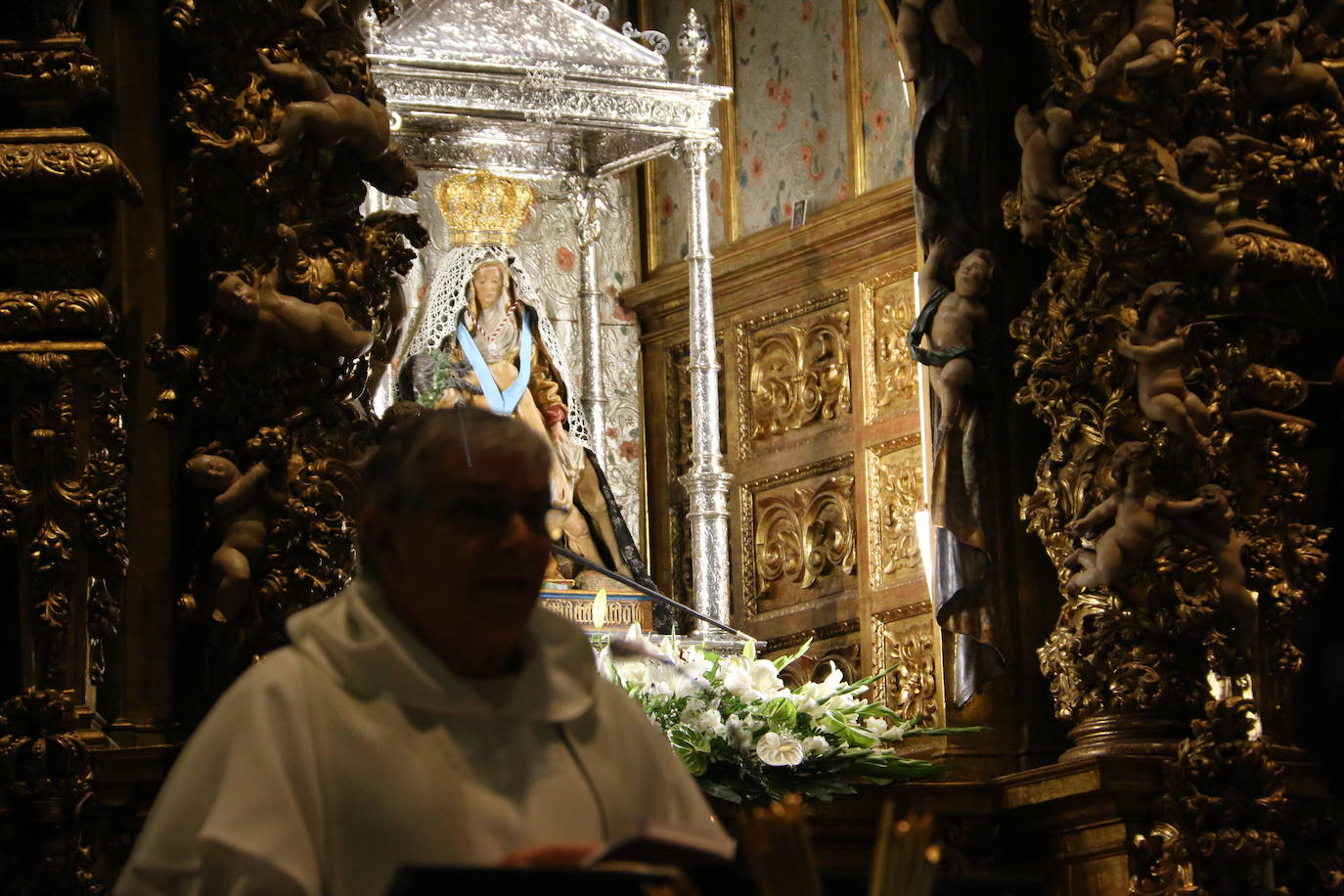 La Virgen del Camino recibe honores bajo estrictas medidas sanitarias.