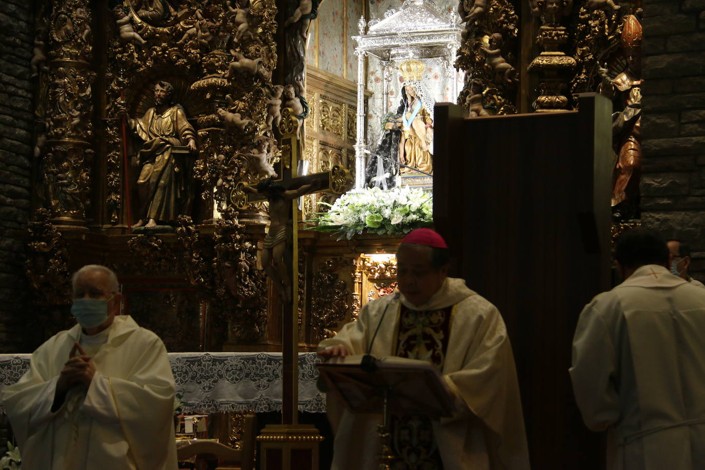 La Virgen del Camino recibe honores bajo estrictas medidas sanitarias.