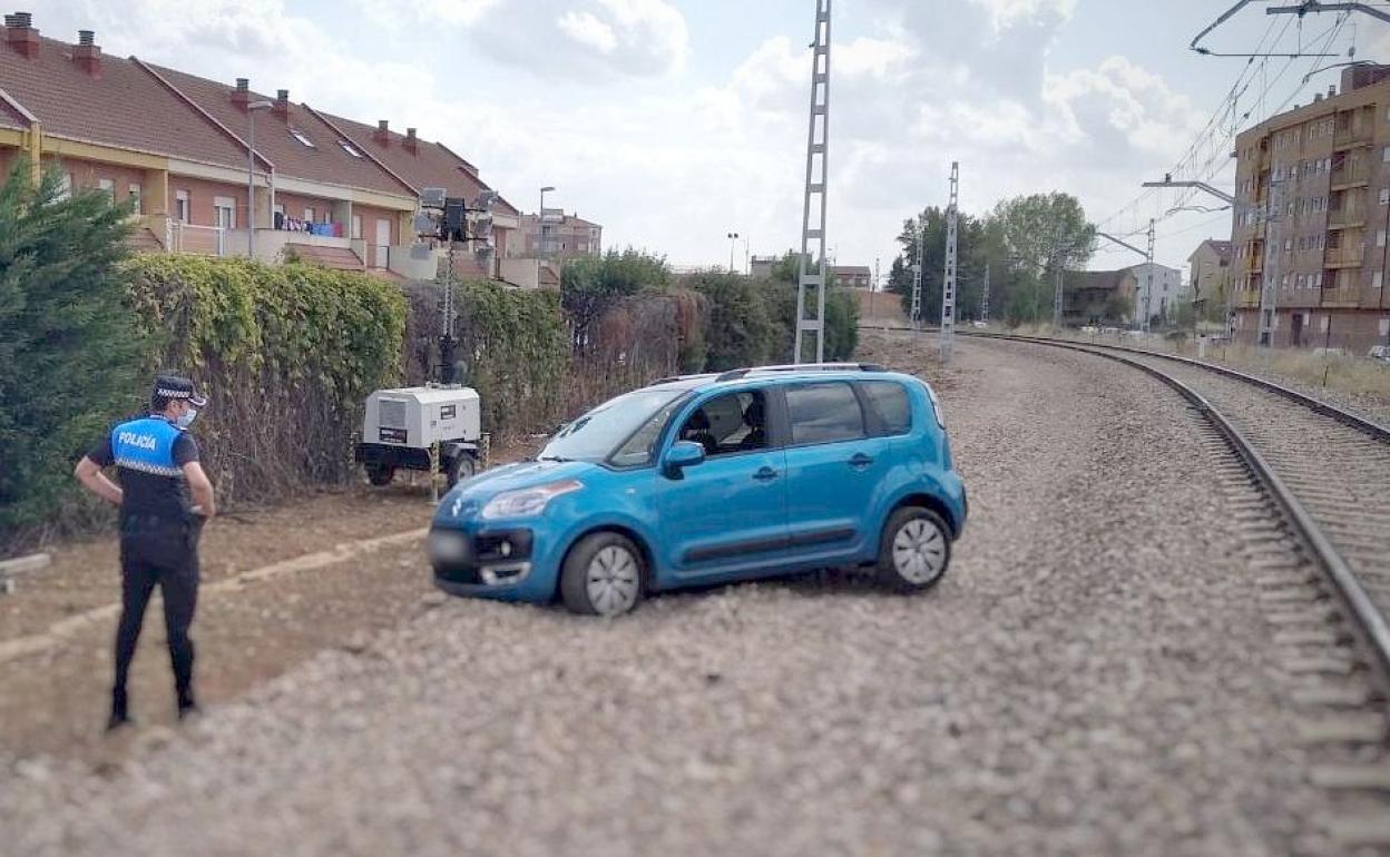 El coche, junto a la vía, durante la intervención policial. 