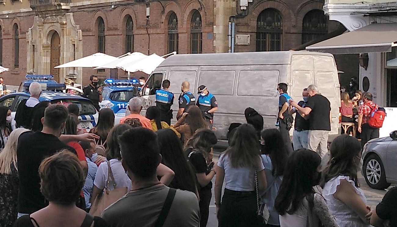 Una furgoneta se lanza en León contra la zona peatonal de la Calle Ancha tras saltar el vallado de Ordoño II.