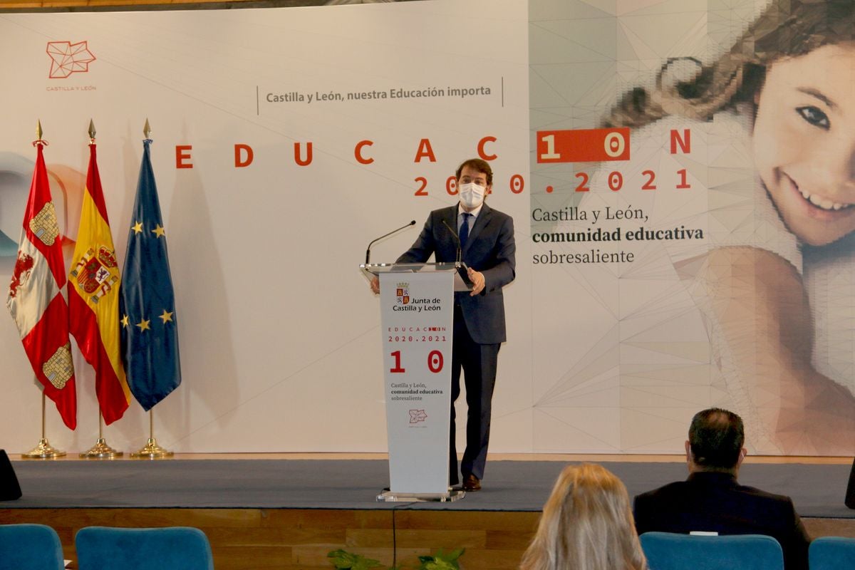 El presidente de la Junta de Catilla y León, Alfonso Fernández Mañueco, con Rocío Lucas, Consejera de Educacion; el delegado territorial, Juan Martinez Majo; el Presidente de la Diputación, y el subdelegado del Gobierno, Faustino Sanchez