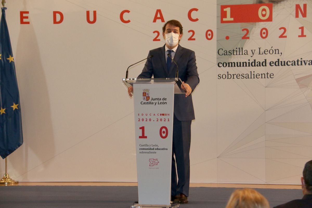 El presidente de la Junta de Catilla y León, Alfonso Fernández Mañueco, con Rocío Lucas, Consejera de Educacion; el delegado territorial, Juan Martinez Majo; el Presidente de la Diputación, y el subdelegado del Gobierno, Faustino Sanchez