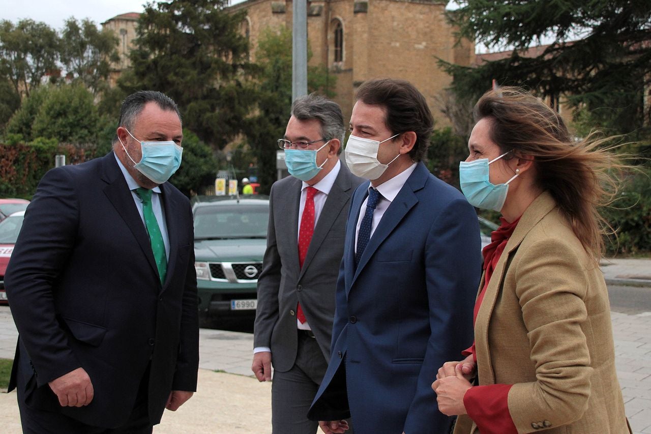 El presidente de la Junta de Catilla y León, Alfonso Fernández Mañueco, con Rocío Lucas, Consejera de Educacion; el delegado territorial, Juan Martinez Majo; el Presidente de la Diputación, y el subdelegado del Gobierno, Faustino Sanchez