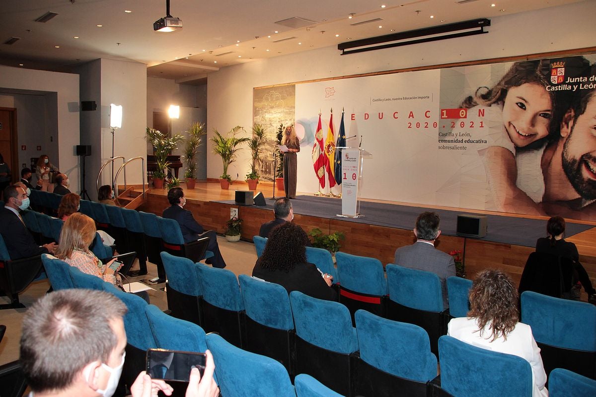 El presidente de la Junta de Catilla y León, Alfonso Fernández Mañueco, con Rocío Lucas, Consejera de Educacion; el delegado territorial, Juan Martinez Majo; el Presidente de la Diputación, y el subdelegado del Gobierno, Faustino Sanchez