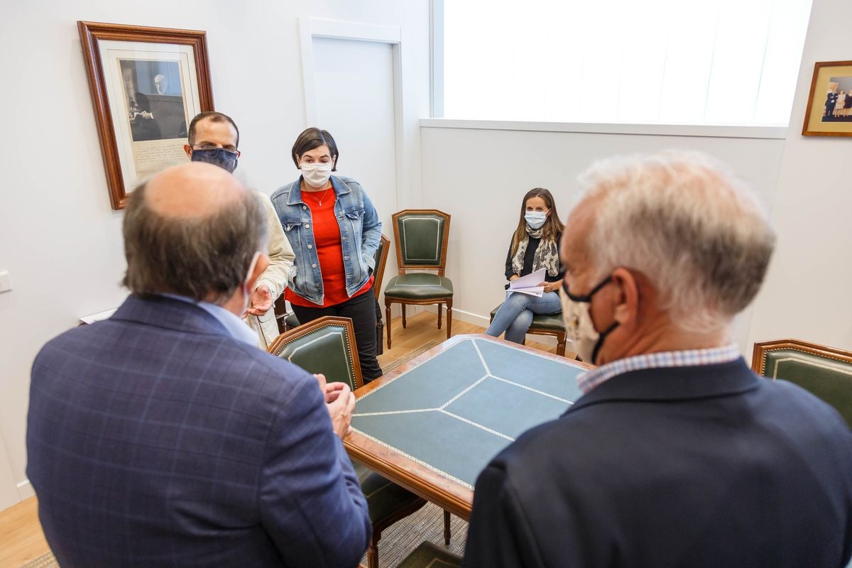 Rueda de prensa previa a la sesión de pleno ordinario del Consejo de Colegios Oficiales de Médicos de Castilla y León presidida por José Luis Díaz Villarig.