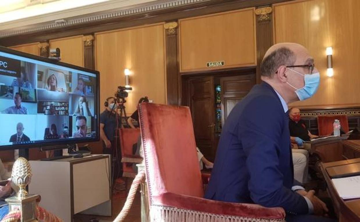 Carlos Antón, durante un pleno 'on line' del Ayuntamiento.