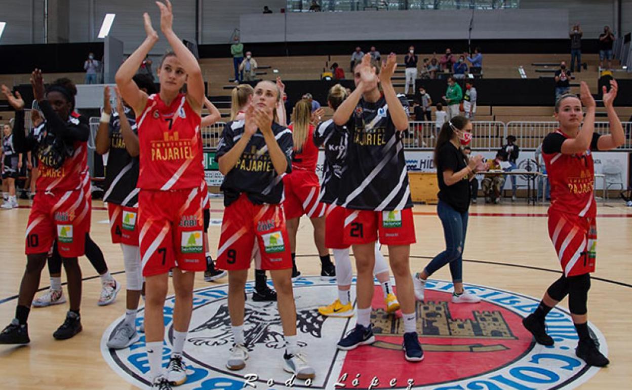 Las jugadoras del Embutidos Pajariel saludan al final.