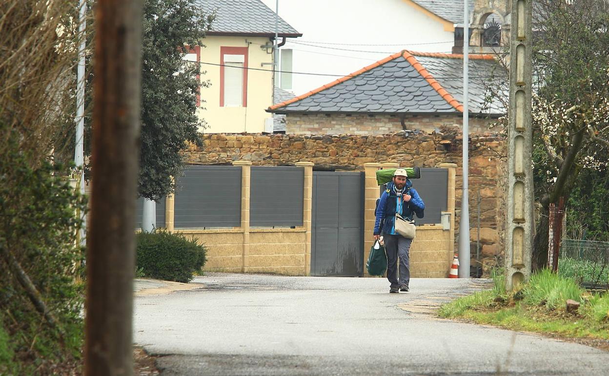 Un peregrino realiza el camino de vuelta durante el sexto día del Estado de alarma por el coronavirus.