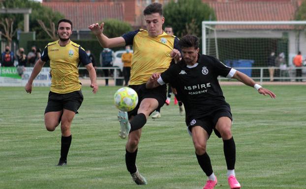 Galería. Héctor Hernández y Seijo disputan un balón.