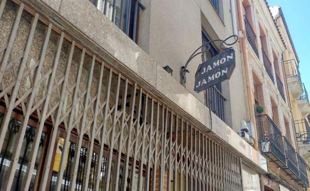 Fachada del 'Jamón, jamón', un clásico que no ha podido reabrir su trapa.