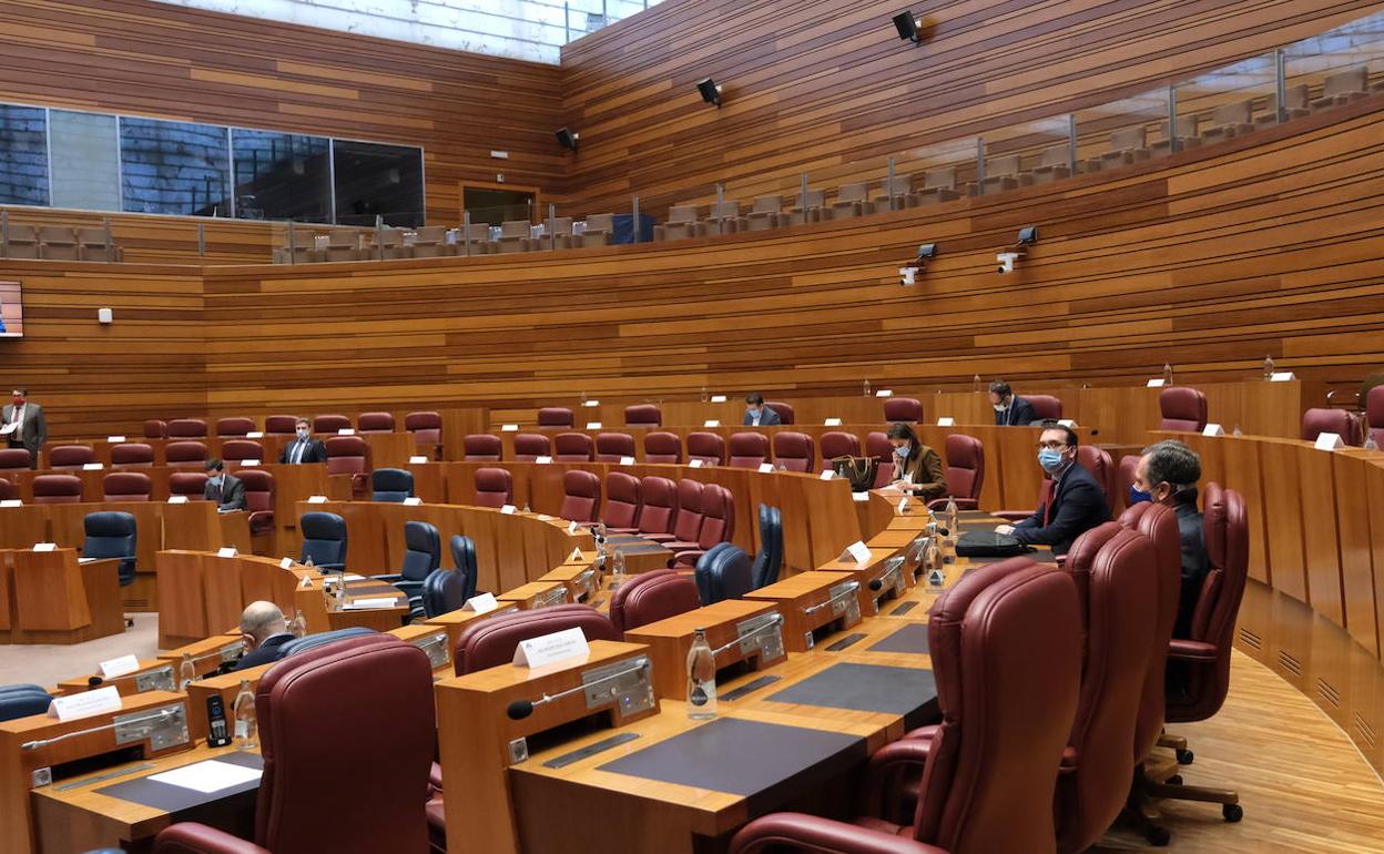 Estampa del hemiciclo de este miércoles, con una reducción notable de procuradores por la covid-19.