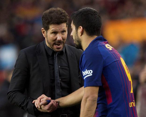 Simeone y Luis Suárez hablan durante un partido en 2018. 