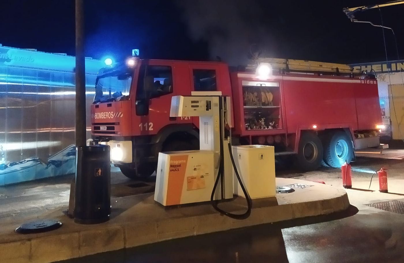 Bomberos de León en el lugar del incendio.