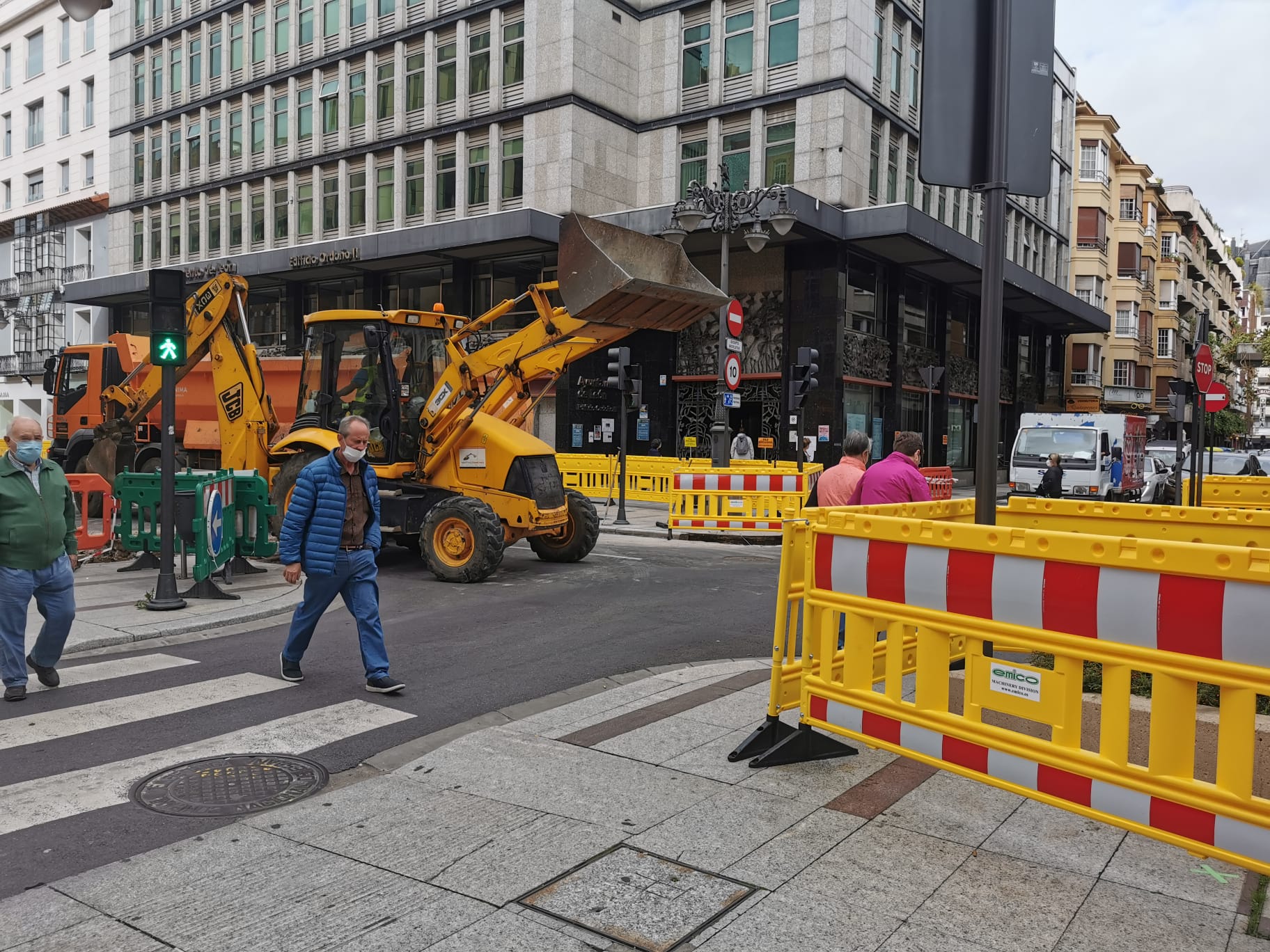 La intervención avanza sobre el céntrico vial de la capital leonesa