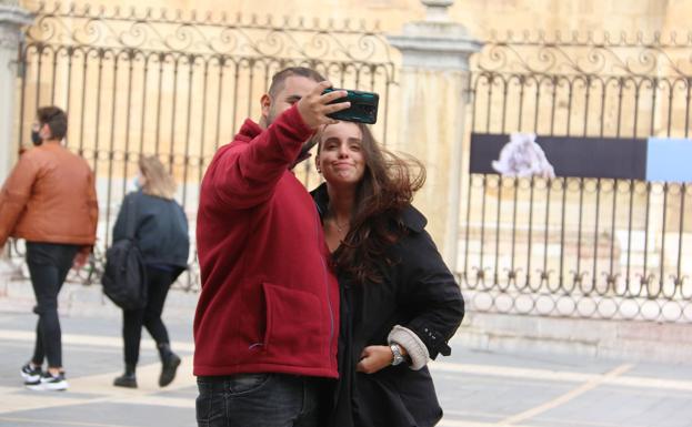 Turistas en la plaza de Regla de León.