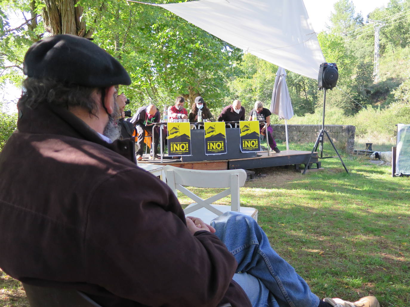 Decenas de personas se concentran para presentar una batería de medidas contra los parques eólicos.