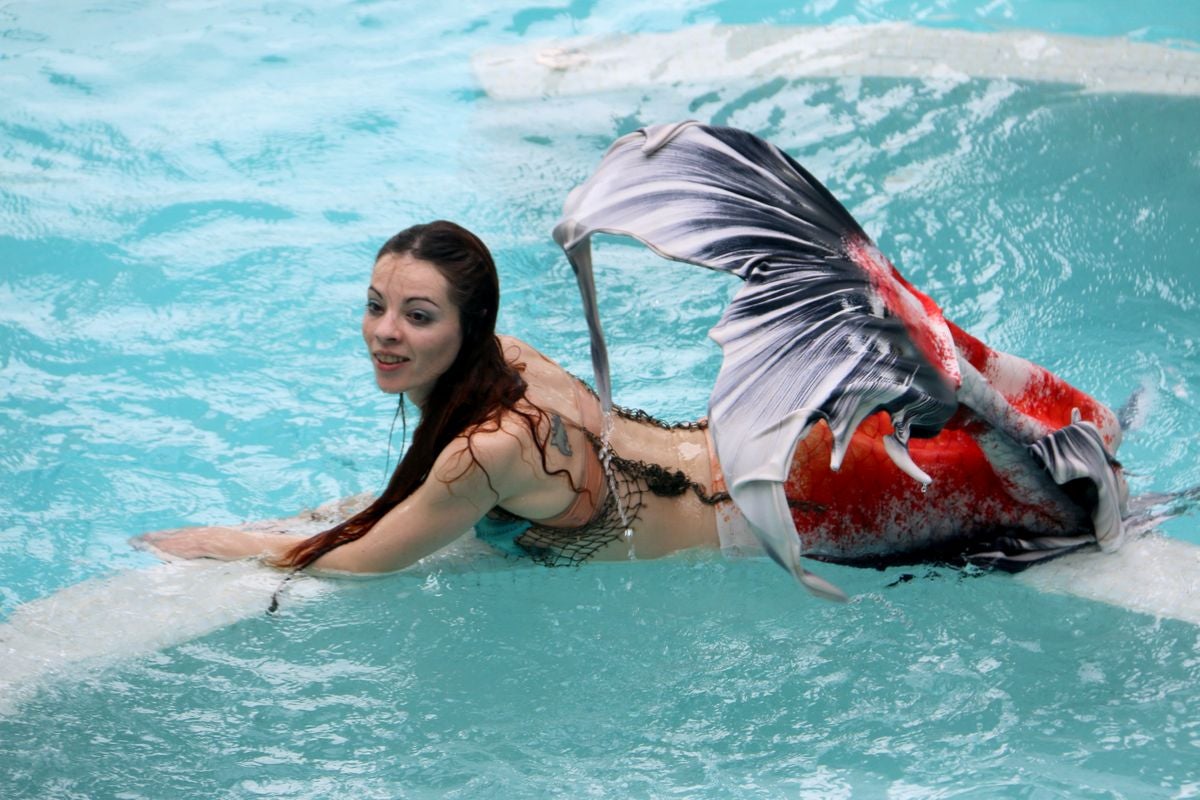 Dicen que las sirenas sólo viven bajo el mar, pero Vero, Ever, Emma y Leucas también lo hacen fuera de él. Y es que ser sirena, no es sólo tener una cola. Sino un sentimiento especial. 