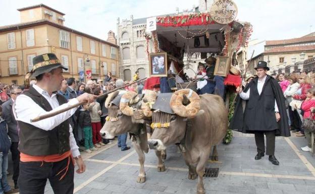 Carros engalanados por las calles de León.