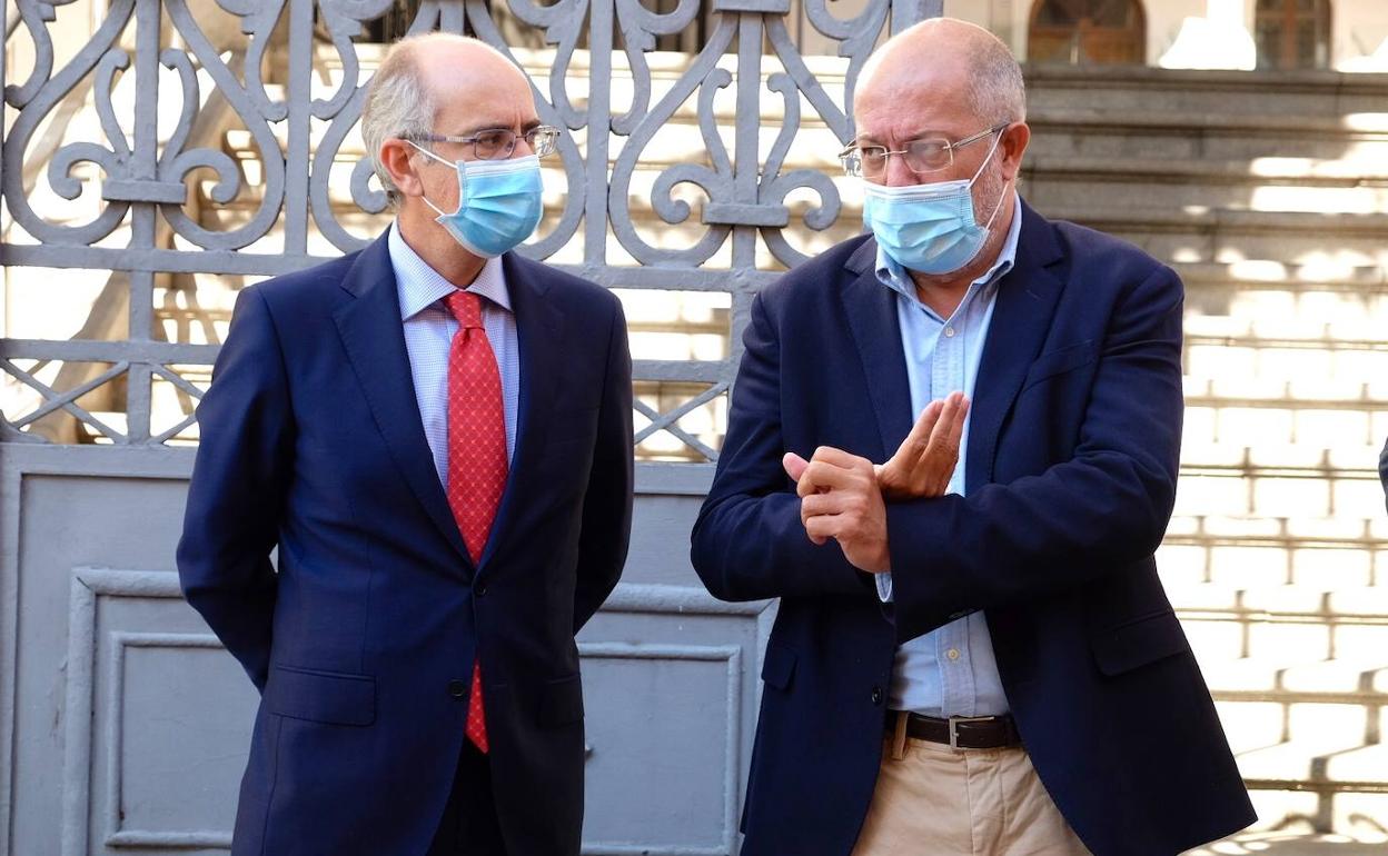 Francisco Igea, junto al presidente de la Diputación de Salamanca, Javier Iglesias.