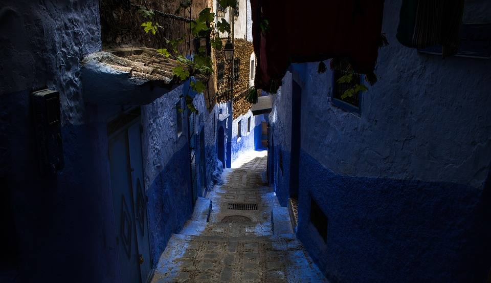 El pueblo de Chefchaouen, en Marruecos, es el municipio más azul del mundo. Aquí las calles están pintadas con variaciones de este color, que también predomina en la fachada, ventanas, puertas y hasta en el interior de sus casas. El resultado es un llamativo conjunto en medio de las montañas del Rif que atrae a turistas de todas partes del mundo. 