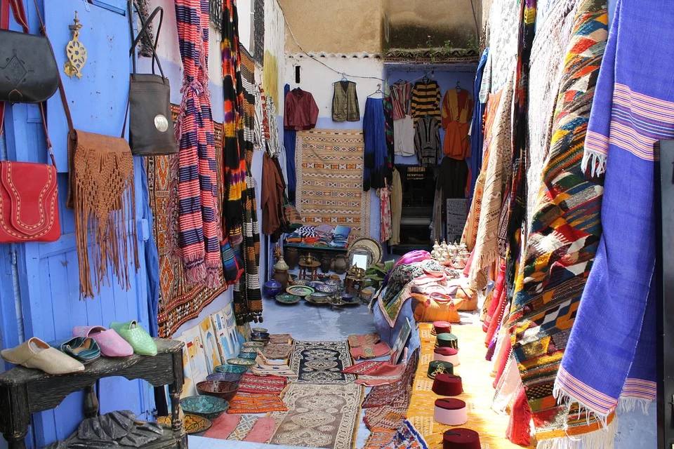 El pueblo de Chefchaouen, en Marruecos, es el municipio más azul del mundo. Aquí las calles están pintadas con variaciones de este color, que también predomina en la fachada, ventanas, puertas y hasta en el interior de sus casas. El resultado es un llamativo conjunto en medio de las montañas del Rif que atrae a turistas de todas partes del mundo. 