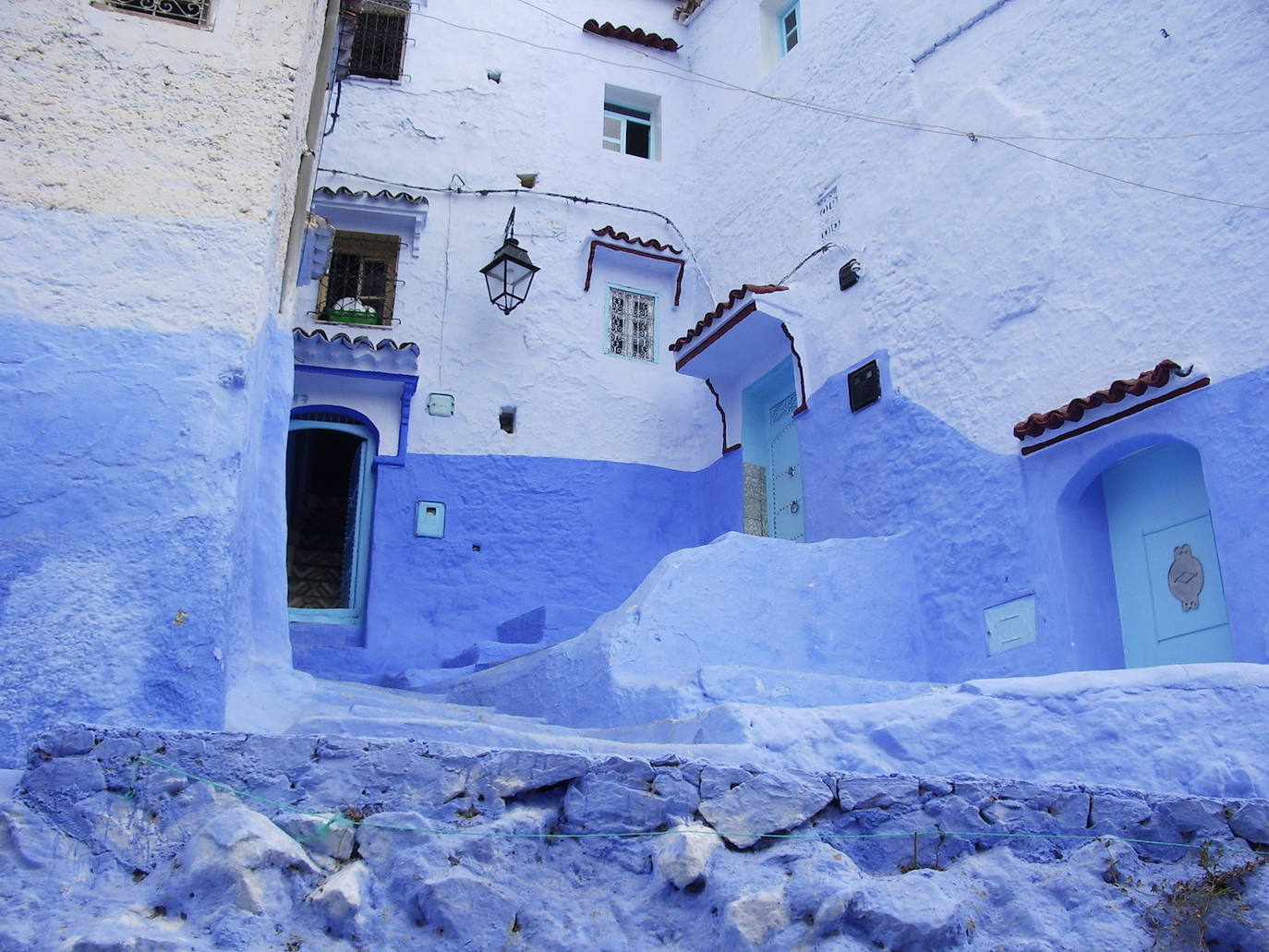 El pueblo de Chefchaouen, en Marruecos, es el municipio más azul del mundo. Aquí las calles están pintadas con variaciones de este color, que también predomina en la fachada, ventanas, puertas y hasta en el interior de sus casas. El resultado es un llamativo conjunto en medio de las montañas del Rif que atrae a turistas de todas partes del mundo. 