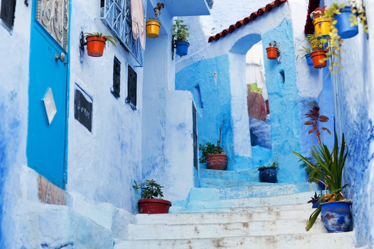 El pueblo de Chefchaouen, en Marruecos, es el municipio más azul del mundo. Aquí las calles están pintadas con variaciones de este color, que también predomina en la fachada, ventanas, puertas y hasta en el interior de sus casas. El resultado es un llamativo conjunto en medio de las montañas del Rif que atrae a turistas de todas partes del mundo. 