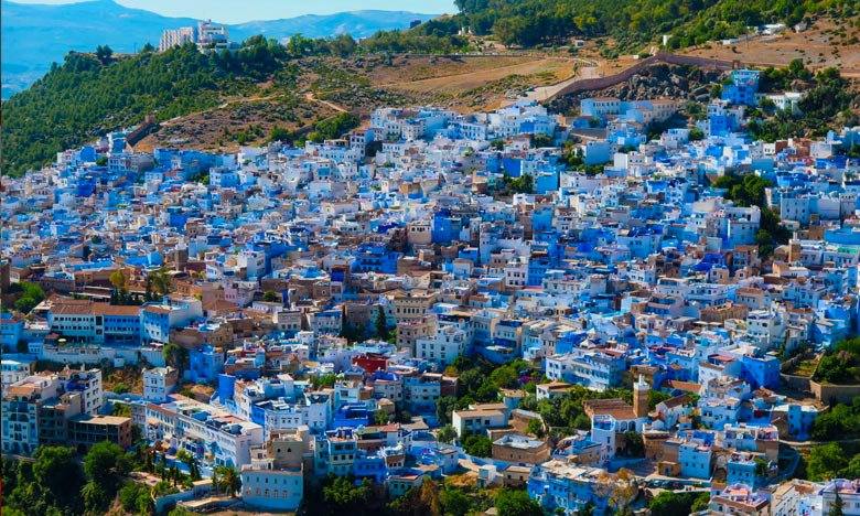 El pueblo de Chefchaouen, en Marruecos, es el municipio más azul del mundo. Aquí las calles están pintadas con variaciones de este color, que también predomina en la fachada, ventanas, puertas y hasta en el interior de sus casas. El resultado es un llamativo conjunto en medio de las montañas del Rif que atrae a turistas de todas partes del mundo. 