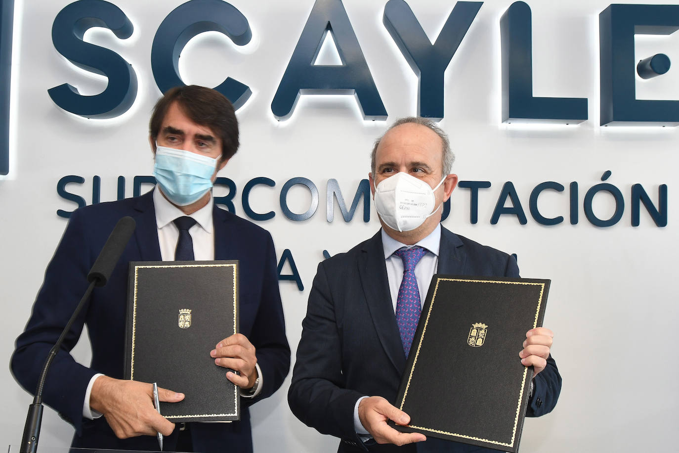 Fotos: Firma del convenio entre el Centro de Supercomputación Scayle y la Uned