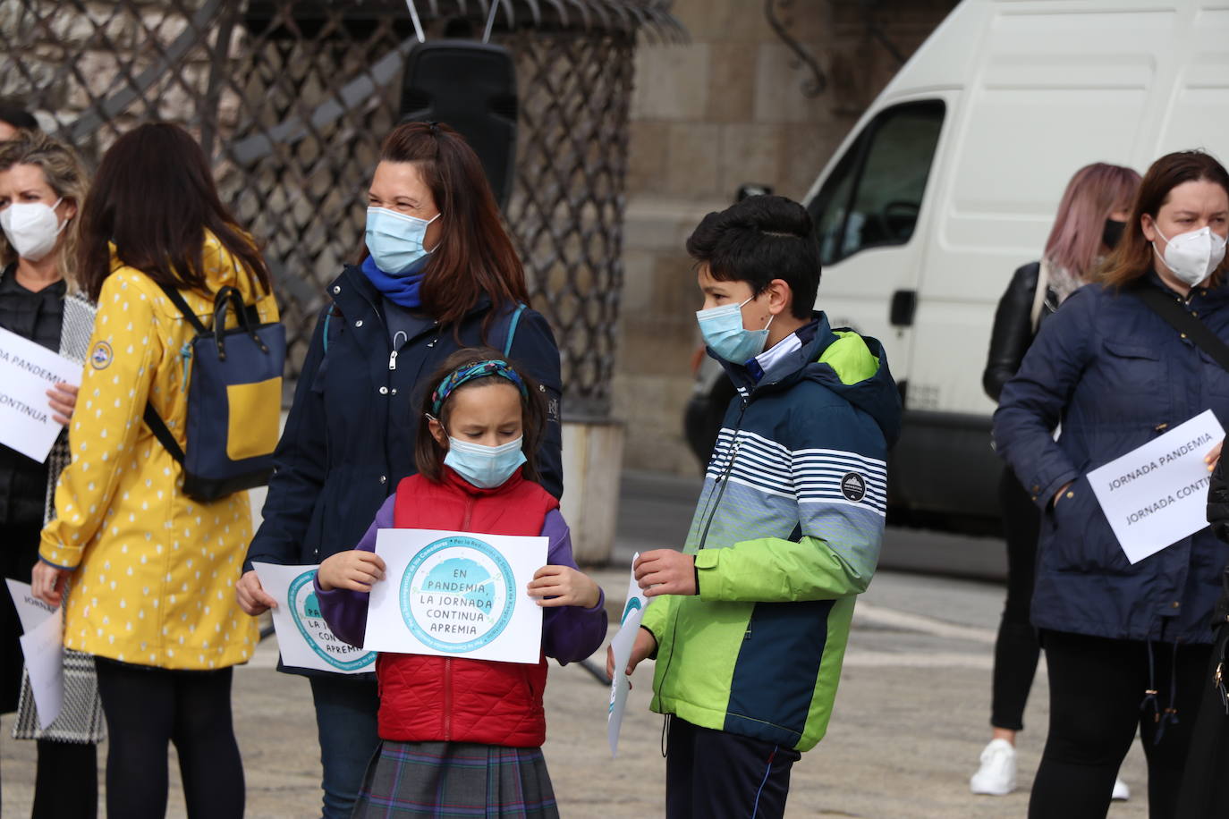 Los manifestantes exigen la jornada continua en los centros concertados. 