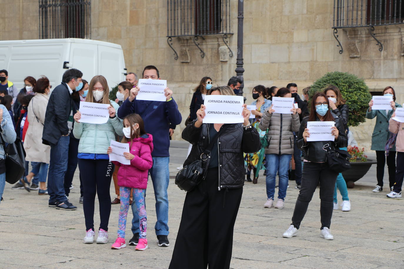 Los manifestantes exigen la jornada continua en los centros concertados. 