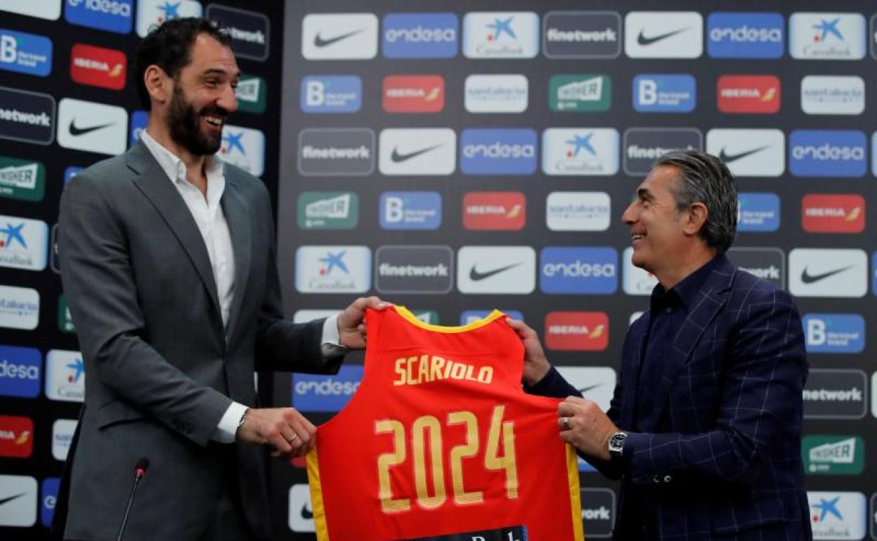 Jorge Garbajosa (i) y Sergio Scariolo, en la renovación del seleccionador español hasta 2024. 