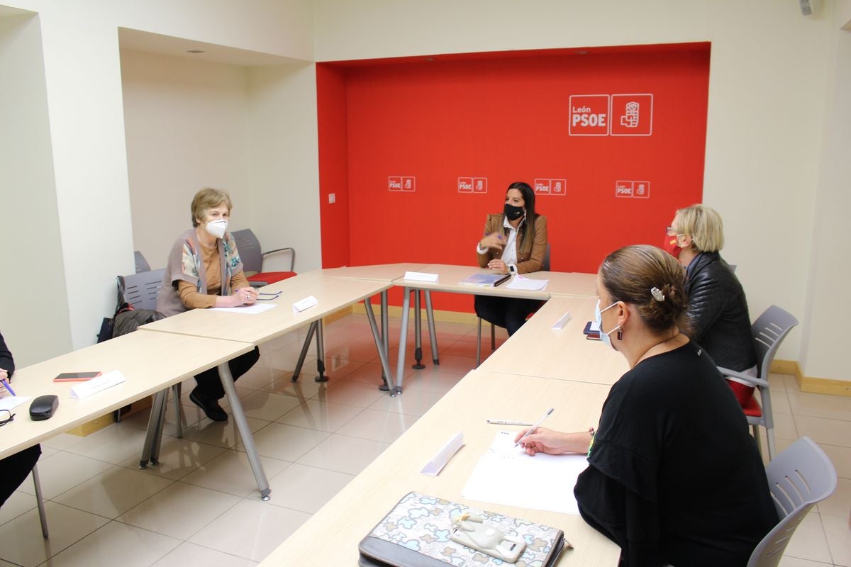 Fotos: Reunión del PSOE de León con las plataformas de afectados por la gestión de residencias