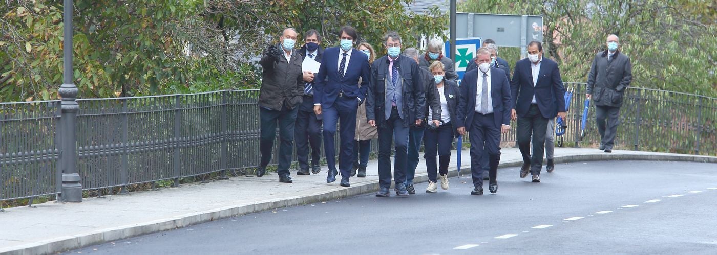 El consejero de Fomento y Medio Ambiente, Juan Carlos Suárez-Quiñones, visita las obras de la carretera LE-142. Junto a él, el alcalde de Molinaseca, Alfonso Arias, el subdelegado de la Junta en León, Juan Martínez Majo, y el presidente del PP en el Bierzo, Raúl Valcarce.