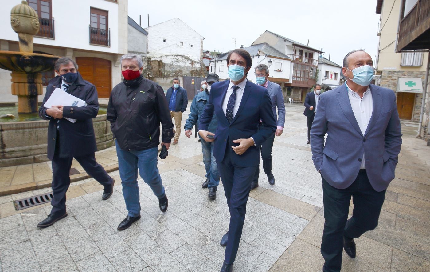 El consejero de Fomento y Medio Ambiente, Juan Carlos Suárez-Quiñones, visita las obras de la carretera LE-142. Junto a él, el alcalde de Molinaseca, Alfonso Arias, el subdelegado de la Junta en León, Juan Martínez Majo, y el presidente del PP en el Bierzo, Raúl Valcarce.