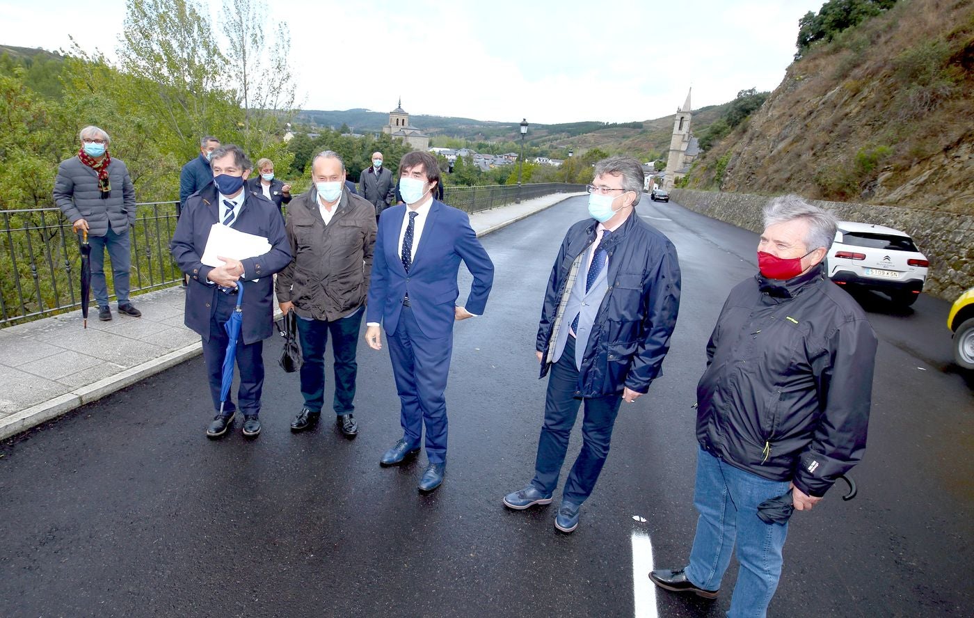 El consejero de Fomento y Medio Ambiente, Juan Carlos Suárez-Quiñones, visita las obras de la carretera LE-142. Junto a él, el alcalde de Molinaseca, Alfonso Arias, el subdelegado de la Junta en León, Juan Martínez Majo, y el presidente del PP en el Bierzo, Raúl Valcarce.