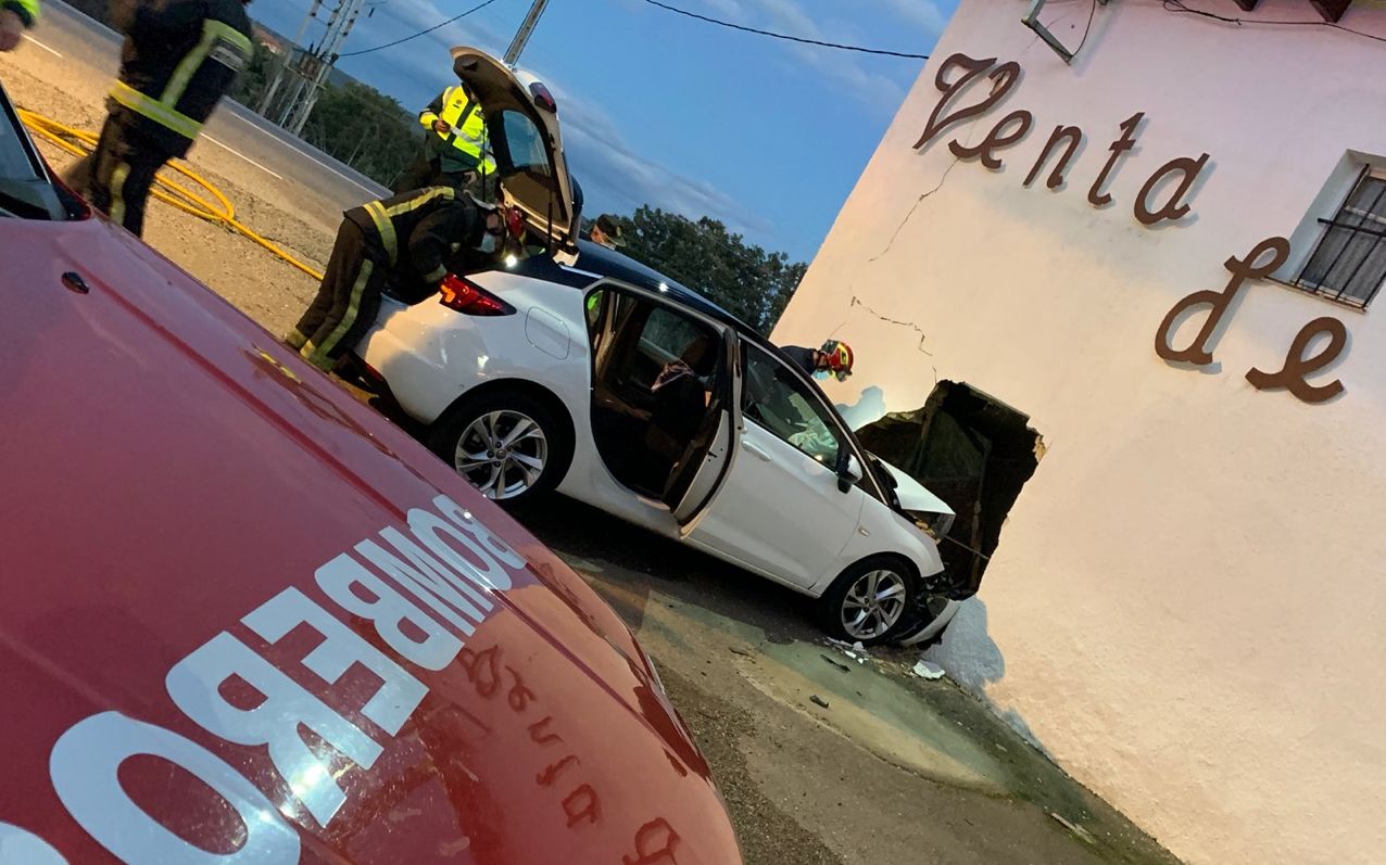 Un herido al empotrar su coche contra el bar La Venta de la Tuerta en la León-Asturias. 
