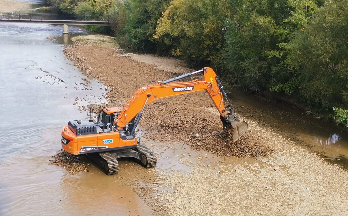 Acometen la limpieza del río Bernesga para facilitar el remo de piragüistas de la capital y mejorar el paso de caudal en la capital, comprometido por el deslizamiento de piedra y maleza.